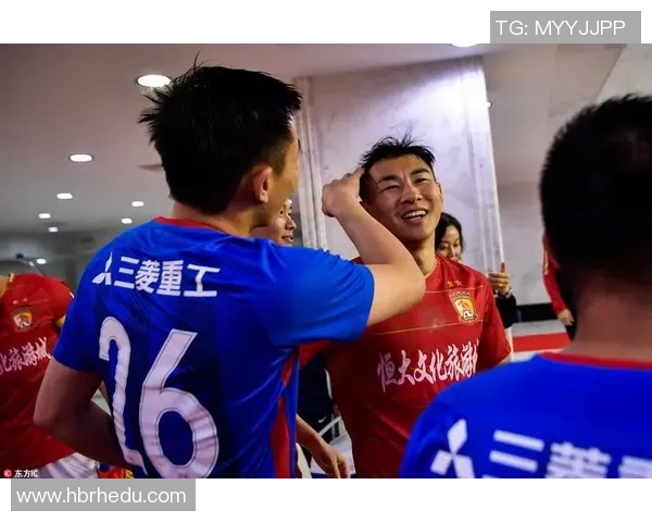 申花与恒大激战19轮巅峰对决球迷期待精彩瞬间再现 申花与恒大激战19轮巅峰对决球迷期待精彩瞬间再现