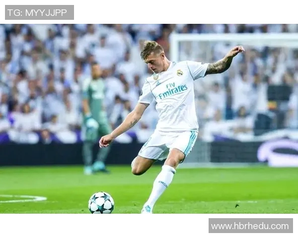 克罗斯的足球之路：从天才少年到世界顶级中场的辉煌历程与成就